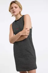 Vestido corto a rayas horizontales blancas y negras, sin mangas y con cuello redondo.