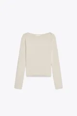Camiseta negra de algodón con cuello barco y mangas largas.