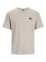 Camiseta de manga corta color beige, con cuello redondo y corte amplio.