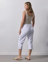 Pantalón capri de algodón color celeste, con pretina elastizada y bolsillos laterales.
