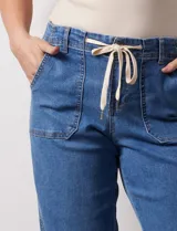 Pantalón jean de tiro alto, corte wide leg, color celeste, con bolsillos frontales y cordón ajustable en la cintura.