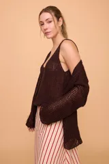 Conjunto de lino tejido, compuesto por un saco y una musculosa de silueta holgada.