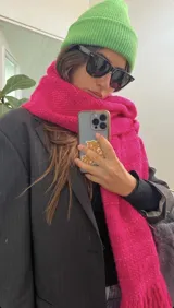 Chal bufanda rectangular de lana merino tejida a mano en telares manuales, color gris oscuro con flecos.