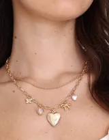 Collar corto doble con cadena dorada, con dijes de corazón, moño y piezas perladas.