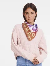 Pañuelo de seda Longchamp con estampado floral multicolor y borde con letras.