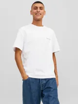 Camiseta blanca de manga corta y cuello redondo con calce relajado.