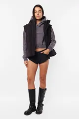 Buzo corto gris con capucha, bolsillo canguro, cordón ajustable con punteras metálicas, puños y cintura en rib.