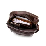 Morral de cuero color marrón oscuro con múltiples bolsillos con cierre. Tiene asa superior y correa ajustable al tono.