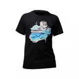 Remera negra de corte recto con estampado de una zapatilla deportiva sobre un fondo de salpicaduras de agua en tonos azules.
