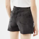 Short de jean color gris oscuro con efecto desgastado y terminaciones desflecadas.