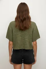 Remera de manga corta, cuello redondo a la base, de tejido de punto acrílico, con calce holgado.