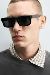 Sudadera gris oscuro de corte relaxed fit, con cuello redondo, manga larga y efecto lavado.