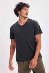 Remera negra de algodón con cuello en V y mangas cortas.