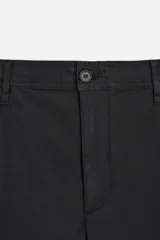 Pantalón negro de corte slim fit confeccionado en popelín de algodón.