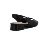 Sandalia negra de Comfortflex con tira ancha y aplique, taco bajo.