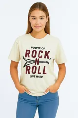 Remera color crema con estampado frontal de la frase "Power of Rock n Roll Live Hard" en color bordó. El diseño incluye una guitarra eléctrica estilizada.