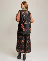 Vestido midi de viscosa con estampado de motivos del lejano oeste, mangas largas con puños y cuello con cierre de placa. Los paneles laterales en contraste le dan un toque extra de fluidez.