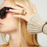 Anillo de aleación de metales bañado en oro 18k con dije principal en forma de corazón tridimensional y liso.