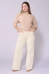 Pantalón de jean color crudo, corte wide leg, tiro alto y confeccionado en tela con lycra.