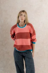 Sweater de mohair a rayas horizontales color ladrillo y celeste, con cuello redondo y mangas largas abullonadas con puño.