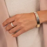 Pulsera rígida de plata 925 con forma de cinta plana.
