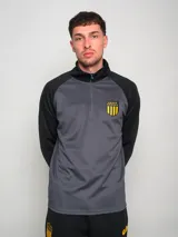 Campera deportiva Dosco gris con mangas negras y escudo del Club Atlético Peñarol en el pecho.