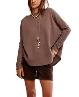 Sweater oversized de punto waffle color marrón topo, con escote redondo y mangas largas tipo dolman, de silueta amplia y cómoda.