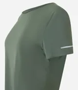 Remera deportiva color verde esmeralda, de cuello redondo y manga corta. Presenta detalle reflectante en la manga y pliegue en la espalda.