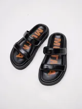 Sandalias negras de cuero vacuno con acabado brillante y plataforma de 3 cm.