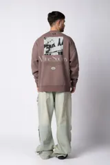 Buzo color beige de frisa con cuello redondo, mangas largas y logo bordado en el pecho.