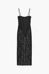 Vestido midi semitransparente de encaje negro, con escote recto, tirantes finos ajustables, forro interior tipo body con aros y abertura lateral en el bajo.