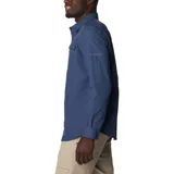Camisa de manga larga color celeste, con tejido hidroabsorbente y orificios para los pulgares, ideal para actividades al aire libre.
