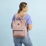 Mochila Cabaia Adventurer Male color rosa, con capacidad de 23 litros, sistema MOLLE, compartimento acolchado para tablet o laptop, correa para sujetar a la maleta y tirantes acolchados antitranspirantes.