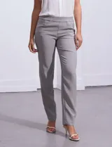 Pantalón blanco de gabardina elastizada, marca Zac & Rachel, con bolsillos delanteros y traseros.