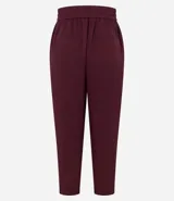 Pantalón femenino de corte fluido, color rojo vibrante, con cintura elástica ajustable mediante lazo y bolsillos laterales.