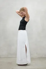 Musculosa azul de punto canalé con cuello redondo y sisas anchas.