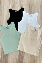 Musculosa color beige de algodón con breteles anchos.