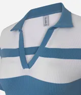 Blusa polo rayada, confeccionada en poliamida, con acabado seamless y mangas cortas.