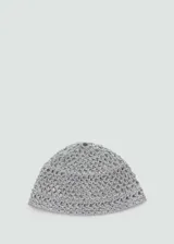 Gorro tejido a crochet color gris plateado.