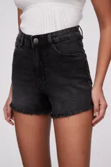 Short de jean gris oscuro, de tiro alto y corte ajustado.