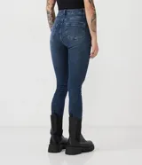 Pantalón skinny de jeans azul oscuro con cintura alta, trabillas, bolsillos y rotos en las rodillas.