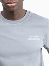 Camiseta de manga corta color rosa con cuello redondo y logo bordado en el pecho.