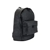Mochila negra con diseño geométrico de triángulos en relieve. Cuenta con un bolsillo frontal con cierre y compartimento principal con cierre de cremallera. Ideal para uso urbano.