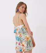Mono corto con estampado floral y volados.