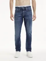Pantalón de jean azul oscuro, de corte slim y talle alto, con diseño de cinco bolsillos y cierre con cremallera y botón.