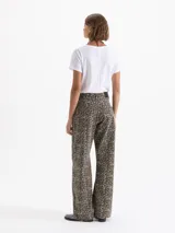 Jeans de corte recto y tiro alto, con estampado animal print de leopardo en tonos marrones y negros.