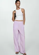 Pantalón wideleg color lila con rayas verticales, de tejido mezcla de poliéster y lino. Tiene trabillas, dos bolsillos laterales y dos bolsillos de ribete en la parte posterior.