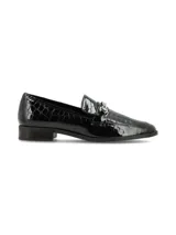 Mocasín negro charol con estampado reptil, detalle de cadena plateada en el empeine y suela de goma.