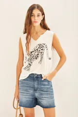 Musculosa negra de algodón con escote en V y estampado de leopardo con lentejuelas plateadas.