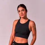 Top deportivo negro con breteles anchos y espalda deportiva.